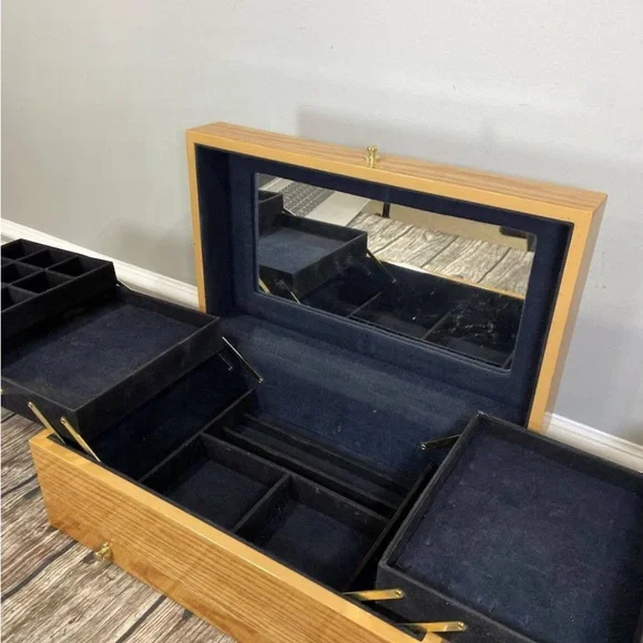 Lori Greiner Large Jewelry Chest - Picture 12 of 12